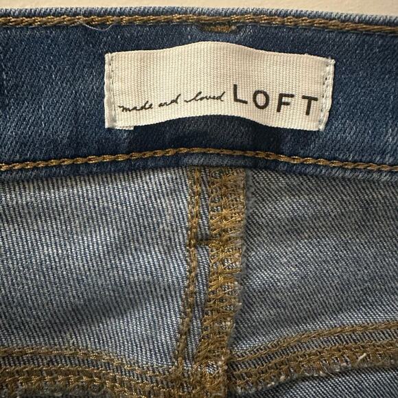 Ann Taylor LOFT Blue, Open Bottom Hems, Highwaist, Flared Jeans- 28/6 - Picture 4 of 10